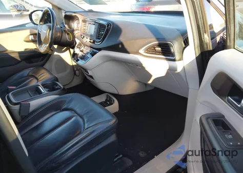 2017 Chrysler Pacifica Touring-L z USA, uszkodzony, nr VIN 2C4RC1BG2HR523116